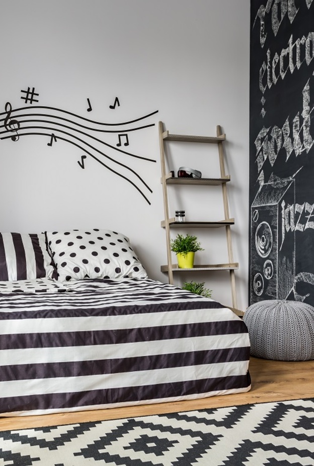 إذا كانت من هوايات طفلك المراهق العزف، زينني جدران غرفته برسومات على شكل النوتة الموسيقية