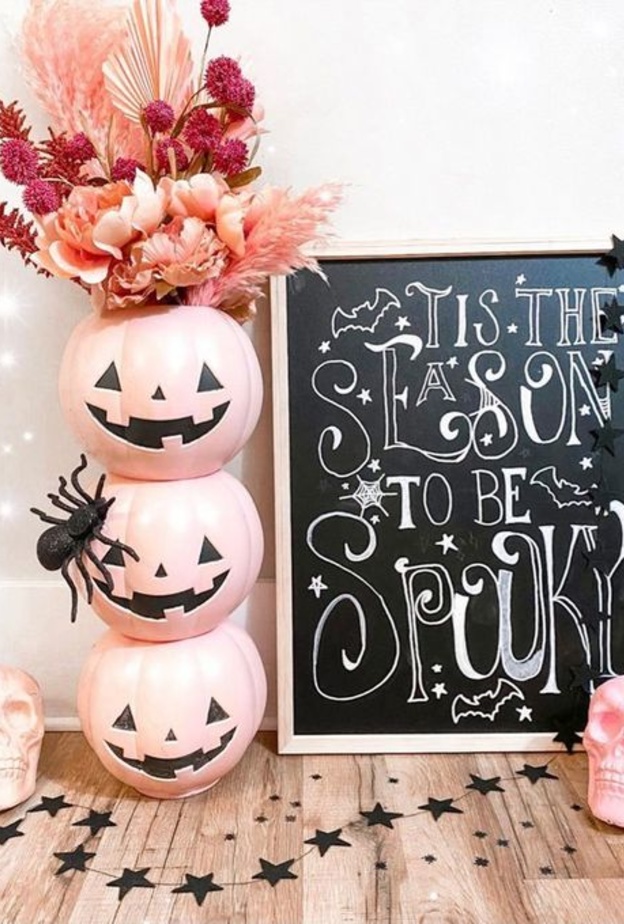 إذا كنتِ ترغبين في أجواء أكثر رقة وأنثوية للهالوين، اختاري لديكورات المنزل اللون الوردي