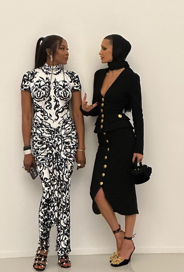 إطلالة بيلا حديد ونعومي كامبل تخطف الأنظار في Qatar Creates 2022