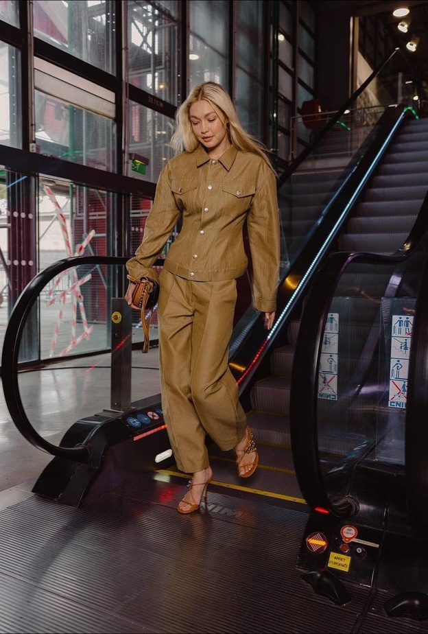 اختارت تنسيق التنورة الدنيم الماكسي مع التوب الكروب والجاكيت الجلد