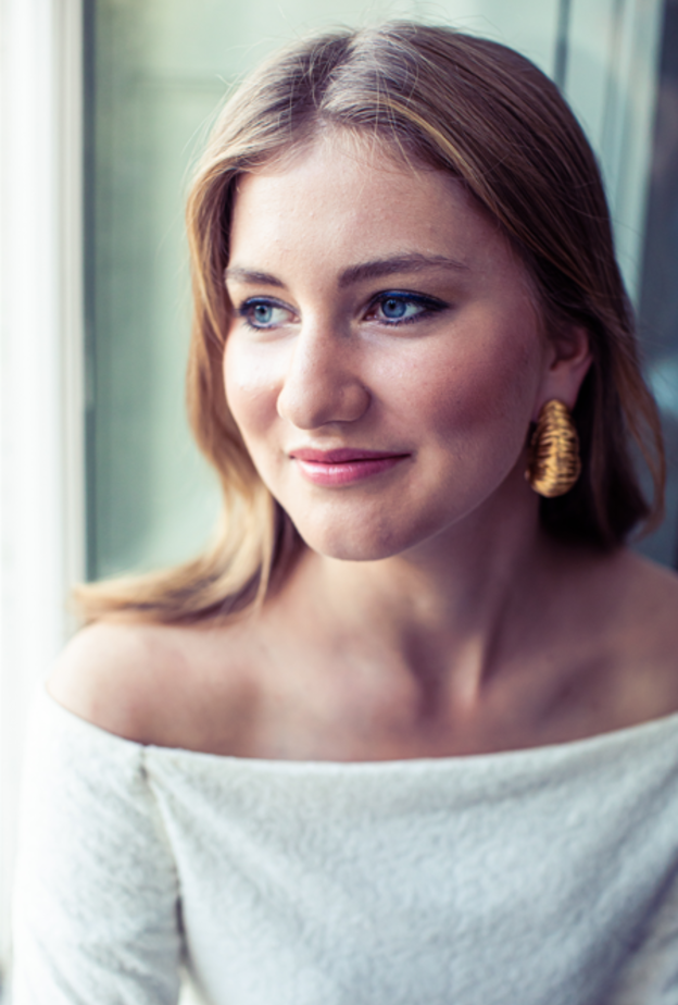 أقراط الذهب للأميرة إليزابيث ملكة بلجيكا المستقبلية