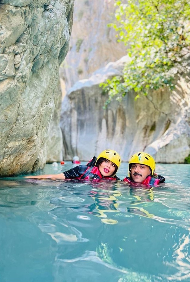 إلهام الفضالة مع زوجها في انطاليا.jpg