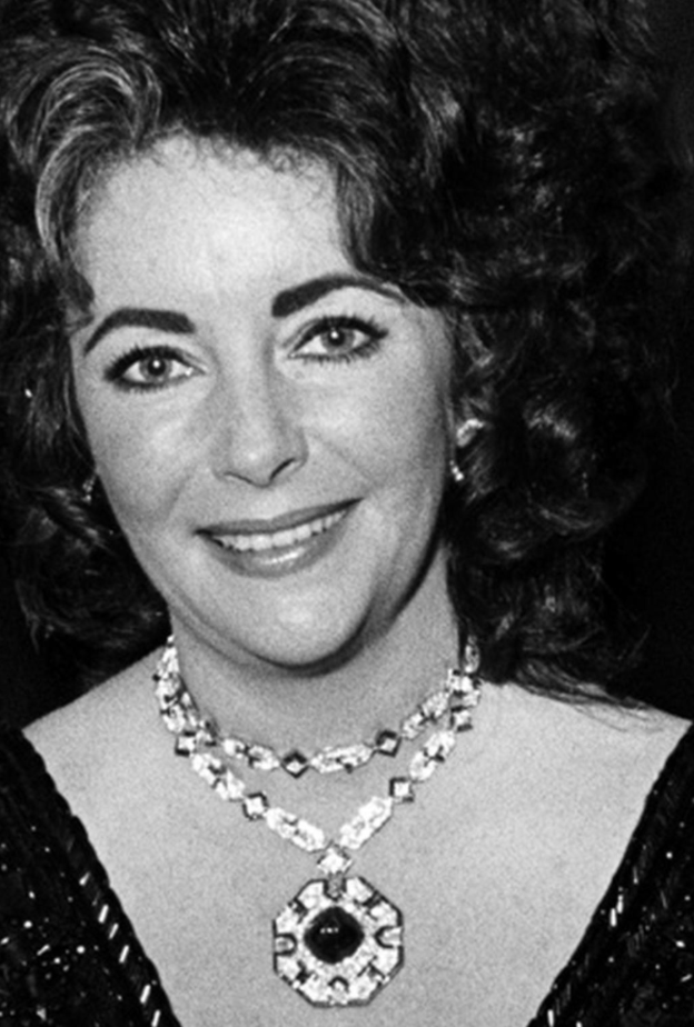 إليزابيث تايلور تتألق بعقد من بولغري مرصع بحجر صفير محدب عياره 52.72 قيراطًا. كان هدية من ريتشارد برتون في عيد ميلادها الأربعين