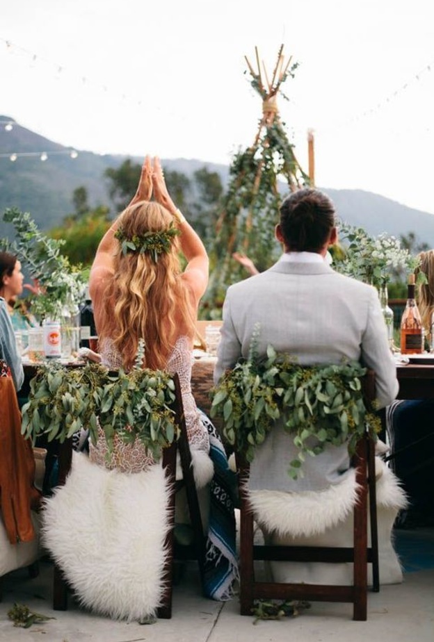 اجمل الافكار لتزيين كراسي حفلات الزفاف في الشتاء