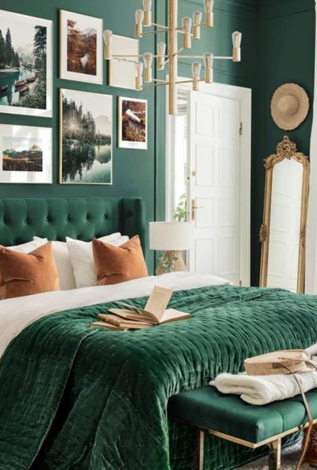 اختاري الأخضر الزمردي لجدران ومفروشات غرفة نومك