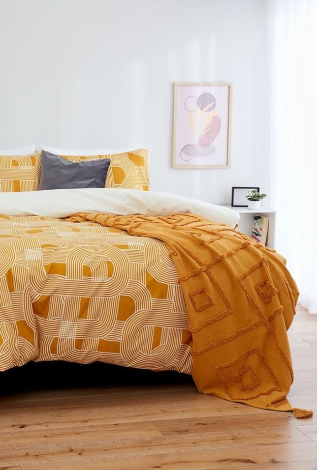اختاري الألوان الدافئة لمفروشات السرير مثل البرتقالي
