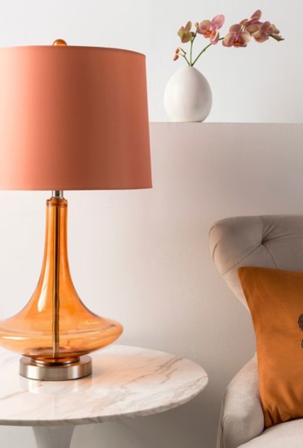 اختاري اللون البرتقالي لمصابيح طاولات غرف المعيشة