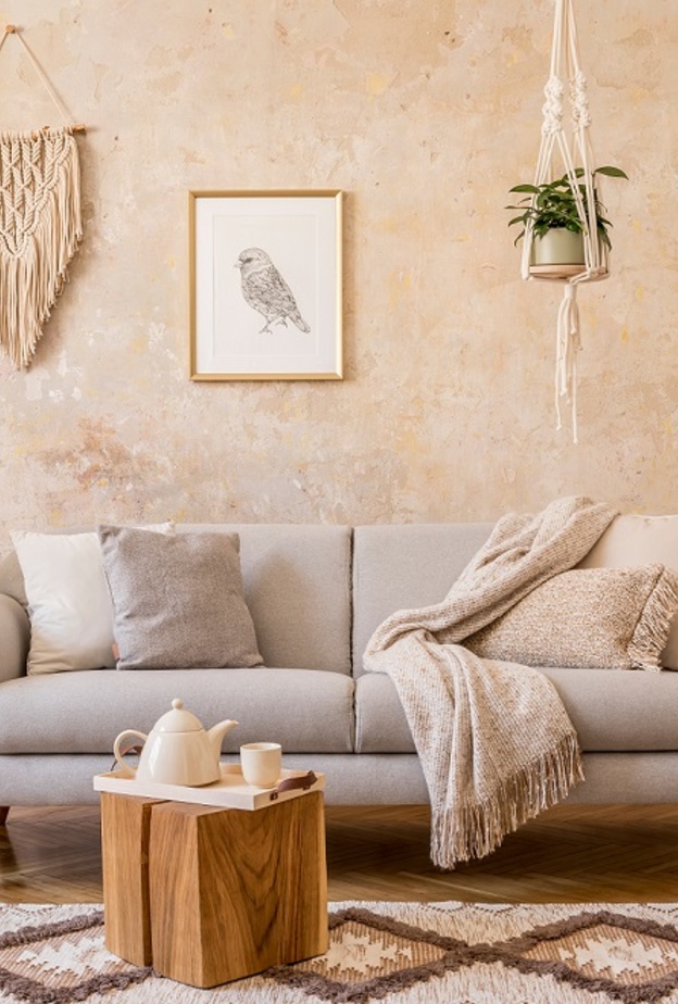 اختاري درجات مثل البيج لعناصر غرفة معيشتك مثل السجاد وورق الحائط والأثاث