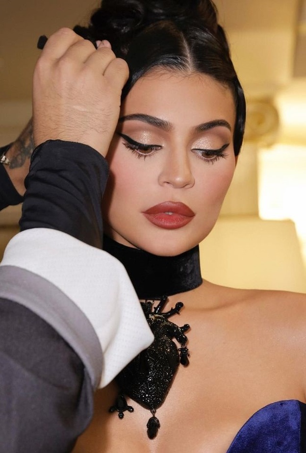 اطلالة كايلي جينر بخطوط الآيلاينر السوداء مع احمر الشفاه الداكن