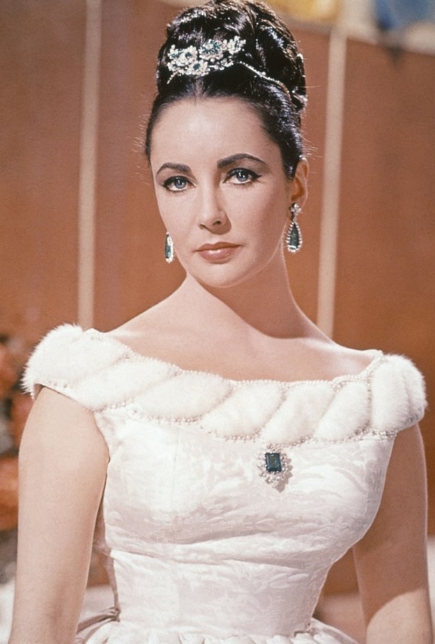 اعتادت إليزابيث تايلور أن تعتمد قطعاً من مجموعتها الخاصة في أفلامها