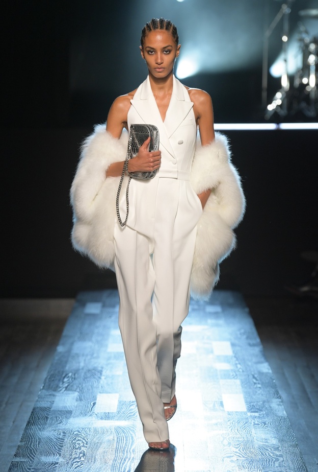 الأبيض لمولودة برج العقرب من Michael Kors