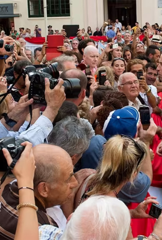 مناسبات اعتذر فيها أفراد العائلات الملكية علنا