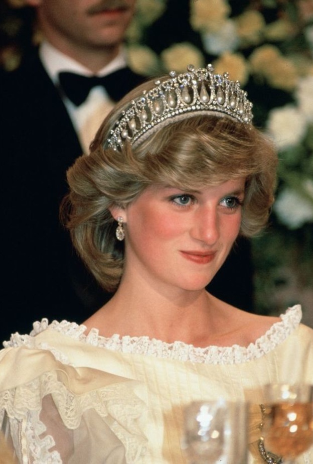الأميرة ديانا تضع تاج لوفرز نوت. تصوير تيم غراهام