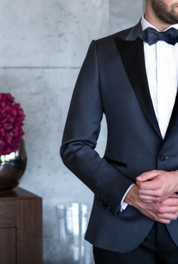 البدلة الرسمية السوداء هي الخيار المجرب والحقيقي للعرسان المهتمين بالزي التقليدي