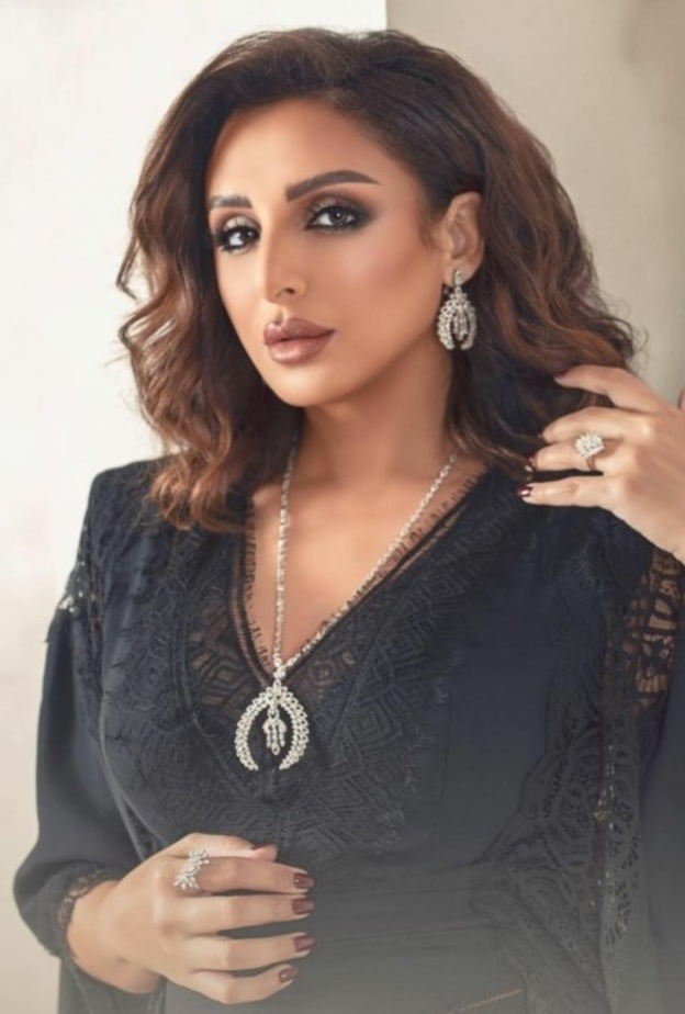 إطلالة الفنانة أميمة طالب خلال الأمسية