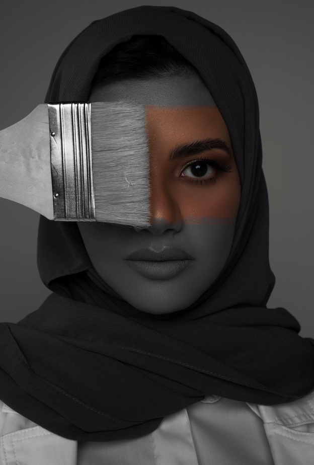 الفنانة التشكيلية علياء الشعيل