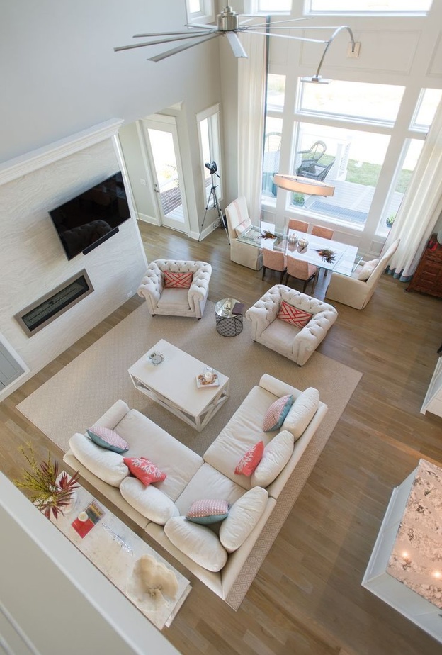 توزيع الأثاث يحدد الفراغات ضمن المساحة المفتوحة