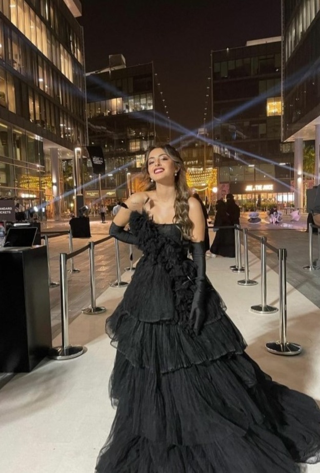 "جود عزيز" تتألق بإطلالة لافتة بفخامة الأسود من المجموعة الجديدة لعلامة Maliche