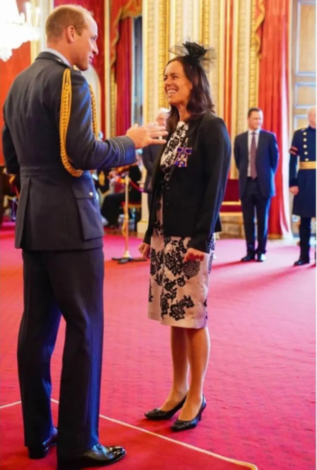 الأمير ويليام يٌكرم حارسة زوجته الشخصية بالوسام الملكي الفيكتوري