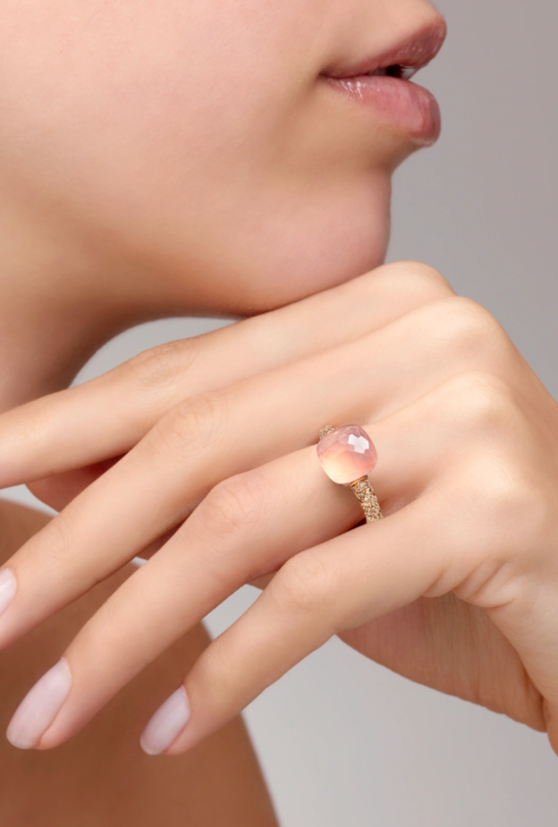 خاتم مرصع بالكوارتز الوردي من بوميلاتو Pomellato