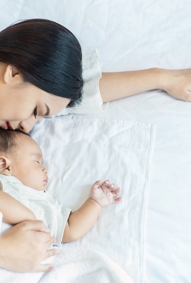 خطورة نوم الطفل مع الأم بنفس السرير