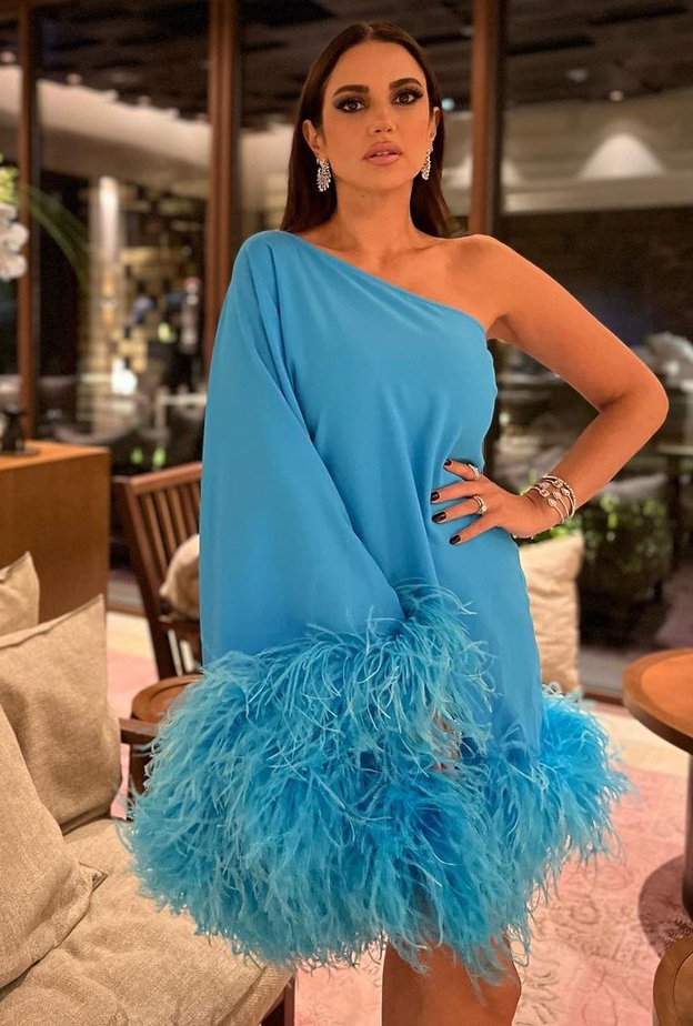 أزياء الريش خيار النجمات الأكثر عصرية في مختلف المناسبات 