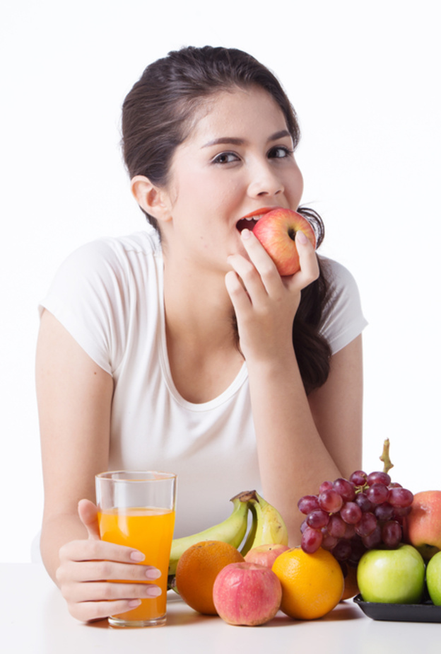 تناولي التفاح الأحمر قبل النوم وتمتعي بهذه الفوائد