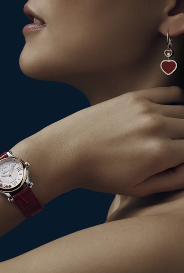 ساعة حمراء من Chopard