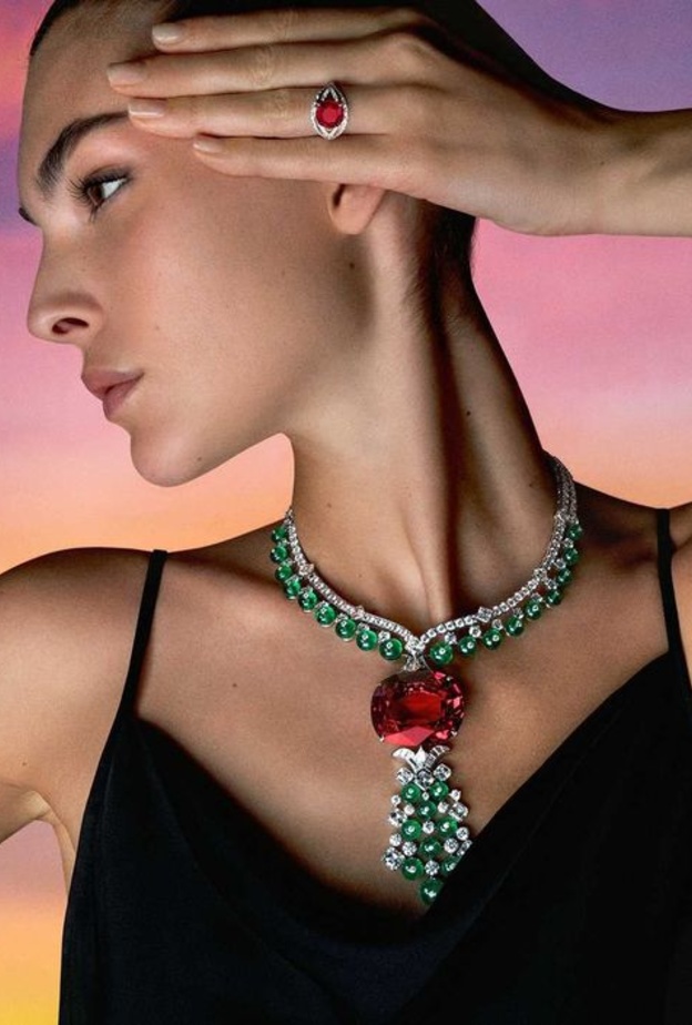 سفيرة العلامة فيتوريا تشيريتي تضع عقد Imperial Spinel من مجموعة Bvlgari Magnifica
