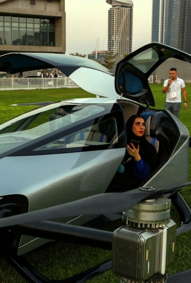 "أكس 2".. سيارة طائرة تقوم بأول رحلة عامة في دبي