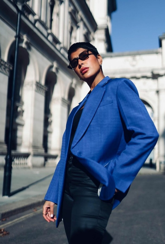 شاهدي كيف نسقت فرح الصراف الاطلالات الواسعة المواكبة للموضة