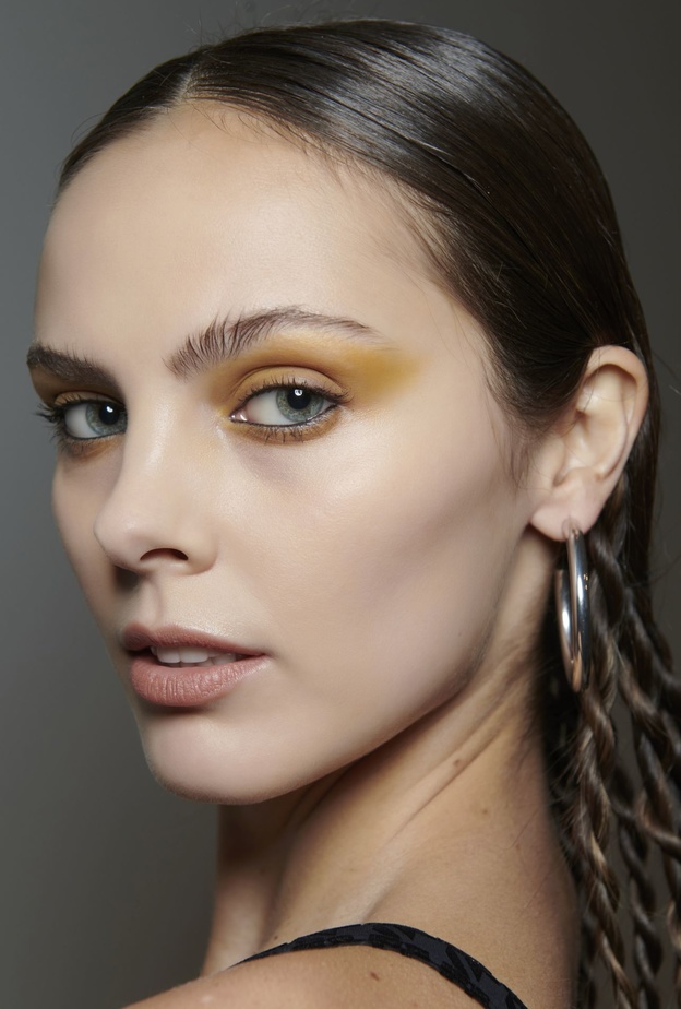 صيحات المكياج الاصفر السموكي المسحوب الى الاعلى من وحي دار Hardware LDN