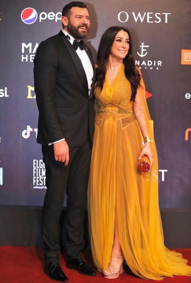 عمرو يوسف وكندة علوش في لقطة رومانسية