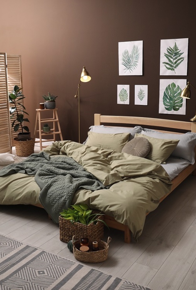 غرفة نوم مزينة بلوحات فنية نباتية ومجموعة من النباتات الرائعة