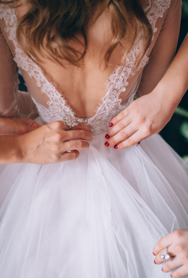 قومي بتخصيص اكسسوارات مختلفة للفستان الثاني