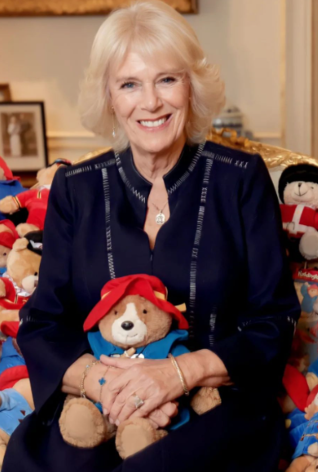 هدية غريبة.. قصر باكنغهام يتبرع بالدب المفضل لملكة بريطانيا الراحلة لجمعيات رعاية الأطفال