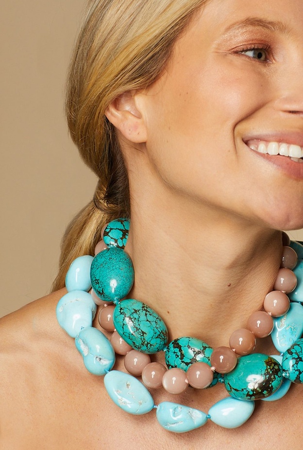 لماذا يعد حجر الفيروز صديق اطلالات موسم الخريف