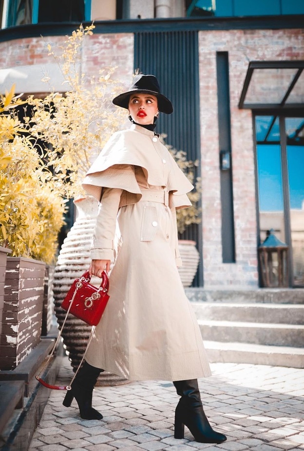 أفكار مميزة لتنسيق المعطف الترانشكوت للمحجبات في خريف 2022