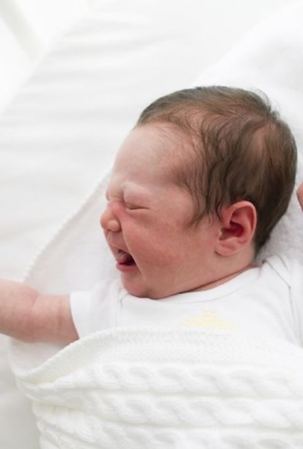 ما هي أسباب بكاء الطفل الرضيع في أشهره الأولى