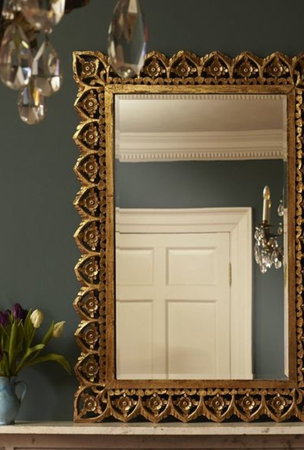 مرآة رائعة منحوتة موضوعة على كونسول مزين غرفة المعيشة