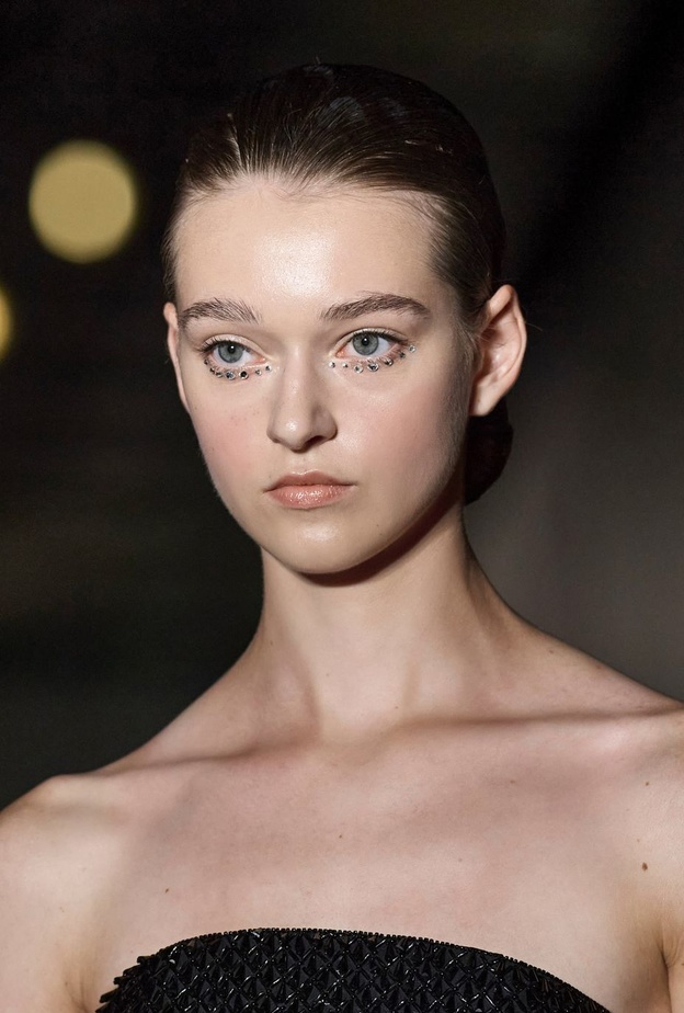 مكياج نيود مع حبيبات الستراس على الجفون السفلى من وحي دار Grimaldi