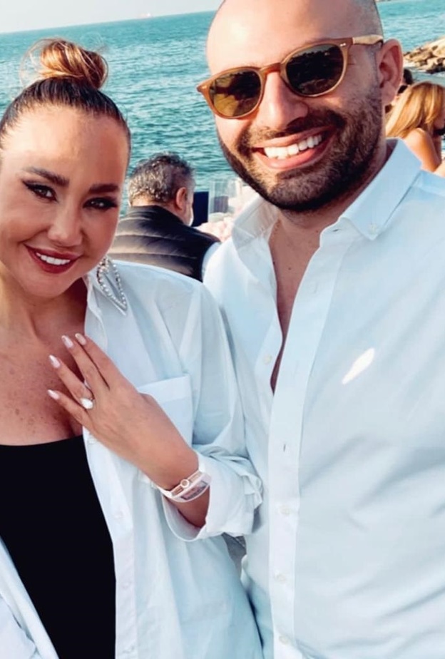 من إطلالة العروسين خلال حفل الخطوبة