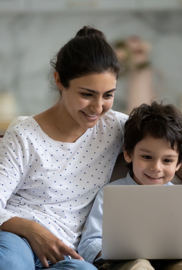 من نصائح ذكية اللعب مع طفلك ومراقبة محتوى ألعاب الانترنت التي يلعبها