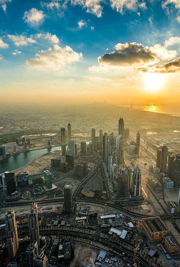 منظر ساحر لغروب الشمس من قمة برج خليفة الساحر