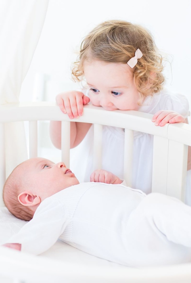 نصائح مجربة لحل مشكلة غيرة الطفل الأكبر من المولود الجديد