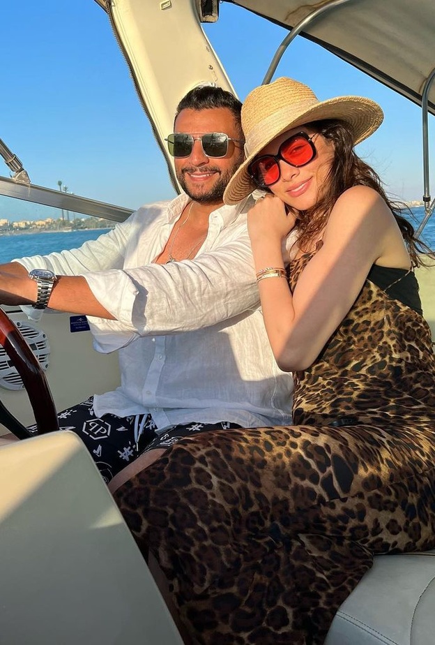 هاجر أحمد مع زوجها في اليخت