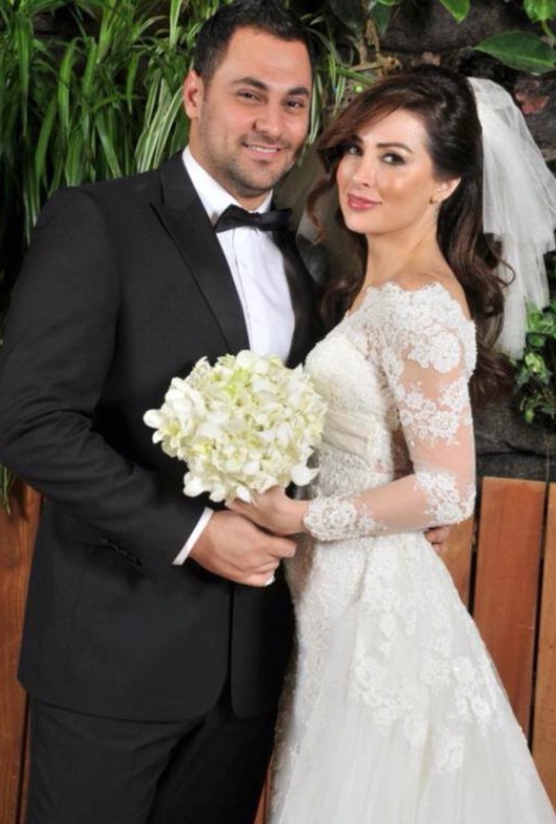 هادي أسود مع طليقته في يوم زفافهما.jpg