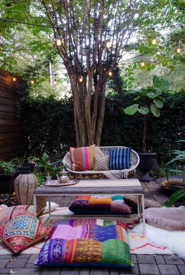 وسائد ملونة بنقشات متنوعة وألوان مشرقة تغني ديكورات الجلسات الخارجية