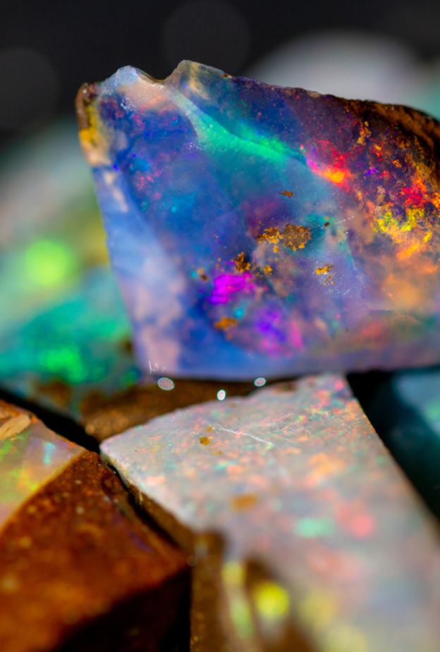 يتميّز حجر الأوبال بألوانه المتغيرة