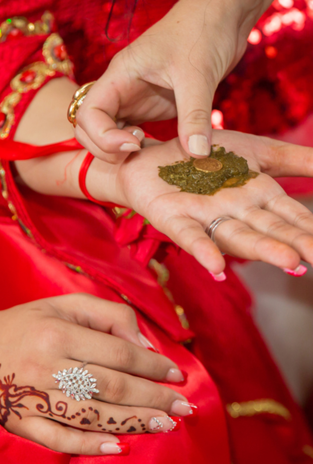 يقوم أهل العريس بإحضار الحناء إلى منزل العروس